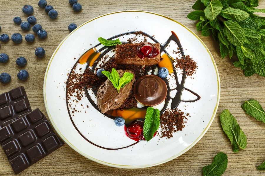 Czekoladowa eksplozja — mus, lody, brownie i żelowane wiśnie